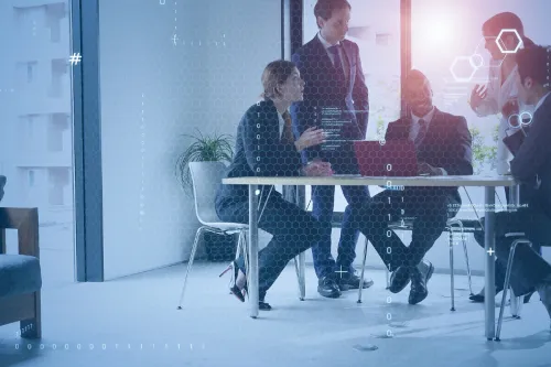 Equipa reunida numa sala de reuniões com sobreposição gráfica digital representando transformação tecnológica