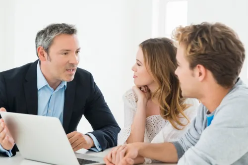 Intermediário de crédito a apresentar soluções financeiras a um casal de clientes