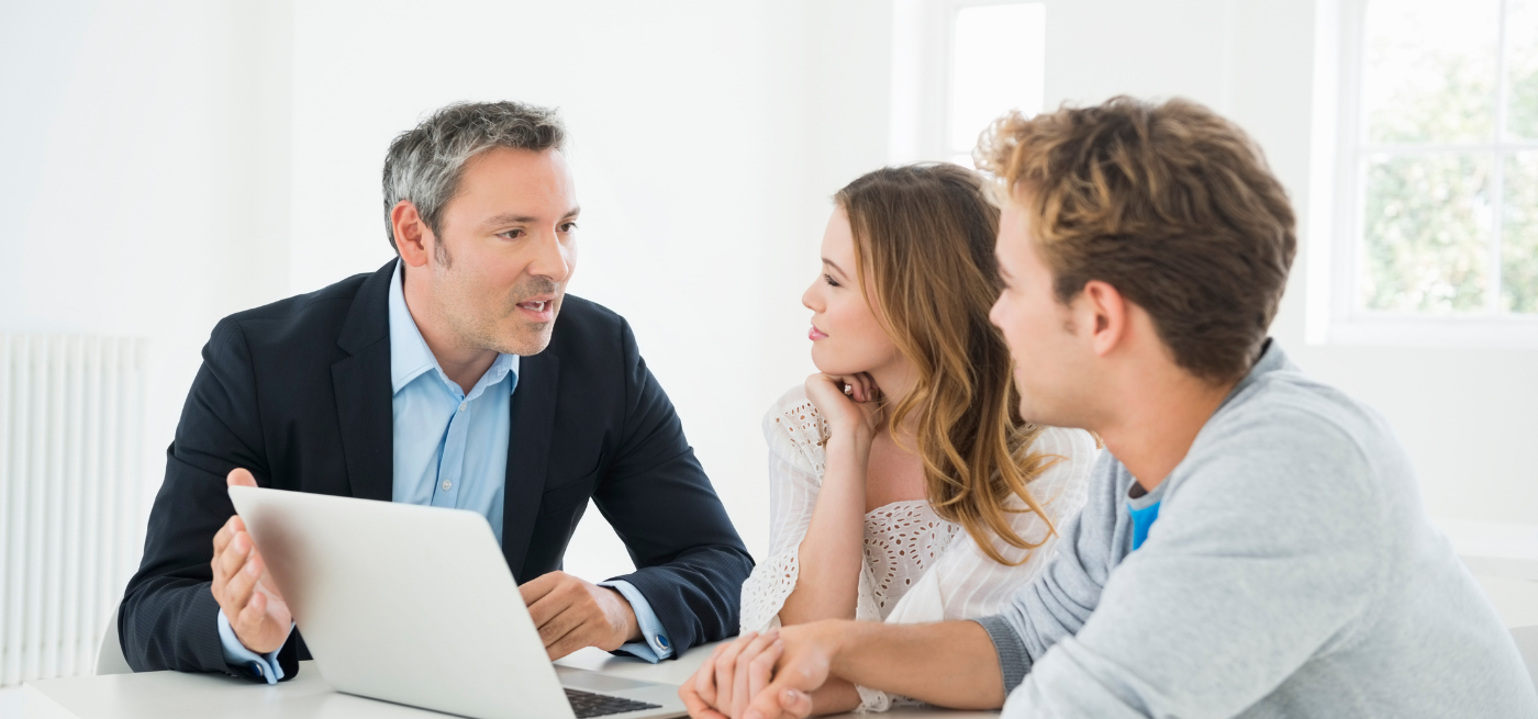 Intermediário de crédito a apresentar soluções financeiras a um casal de clientes